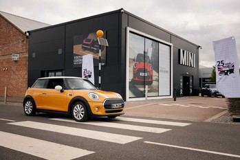 Un MINI Cooper D alcanza un millón de kilómetros en su travesía hacia Oxford
