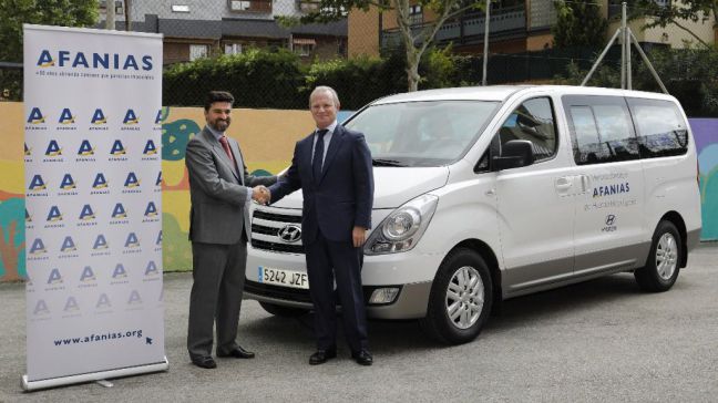 Hyundai dona un H1 travel a lka Asociación Afanias