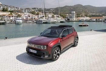 Renault lanza el nuevo Renault 4 E-Tech eléctrico Plein Sud, un descapotable moderno y versátil